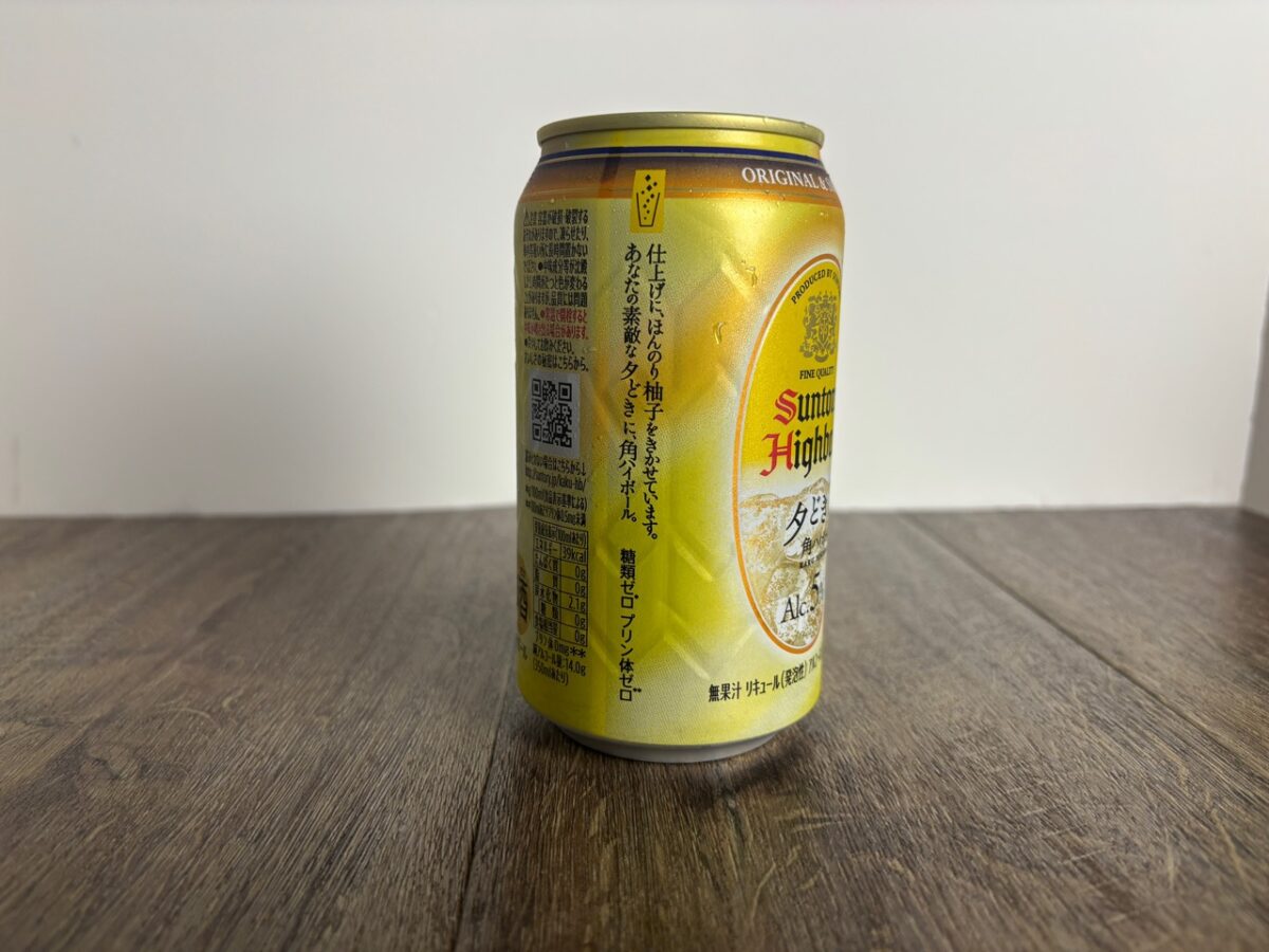 仕上げにほんのり柚子をきかせたと書かれた角ハイボール 夕どきの缶側面