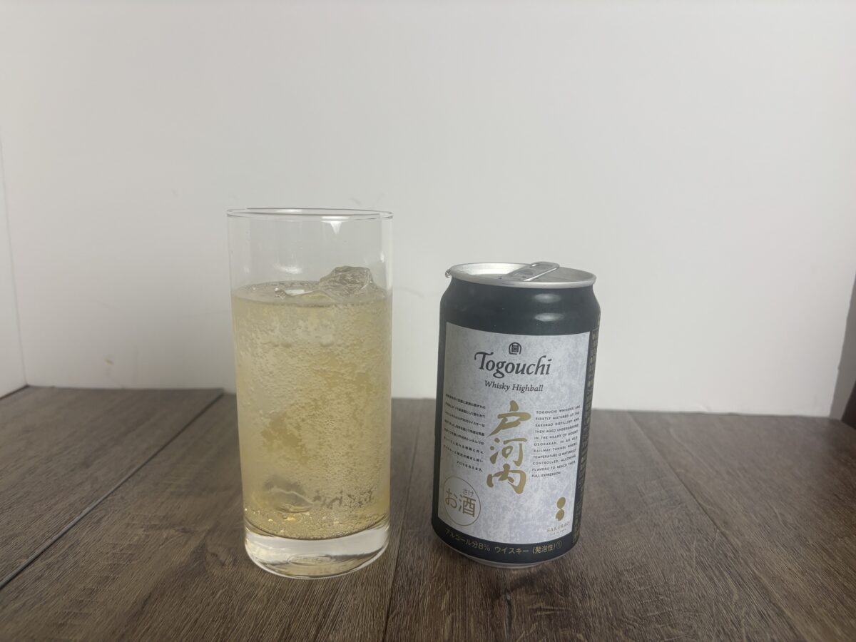 戸河内 Whisky Highballの缶とグラスに注いだハイボール