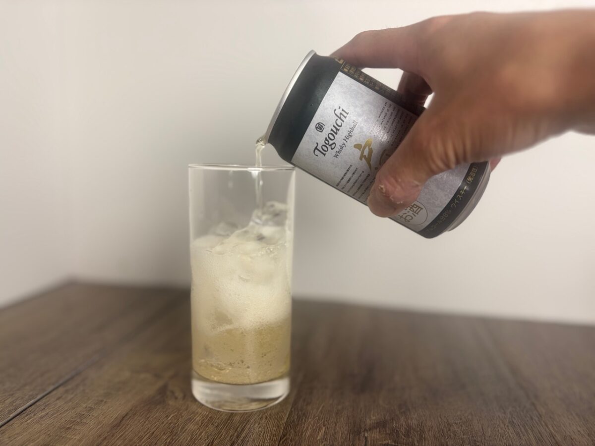 戸河内 Whisky Highballを氷入りのグラスへ注ぐ様子