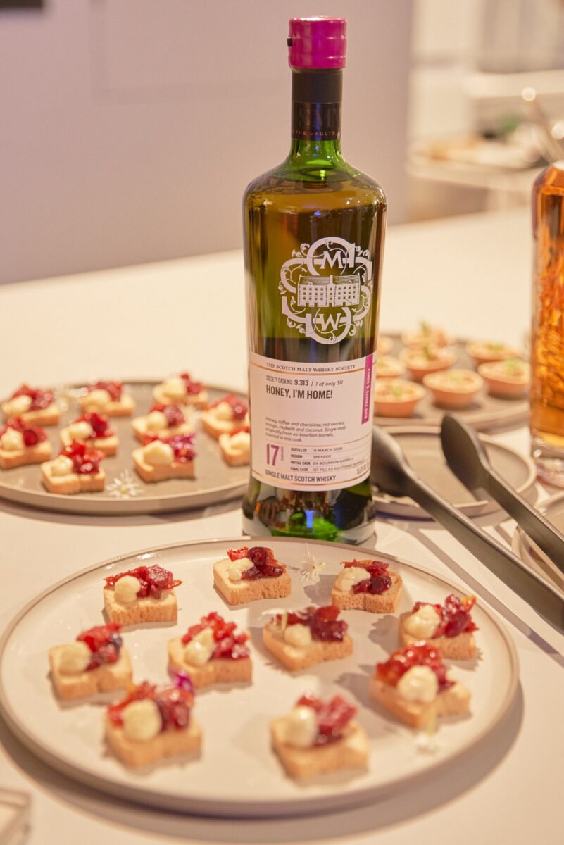 SMWS 9.313 Honey, I’m home!のボトルとドライトマト・クランベリーのタルティーヌ